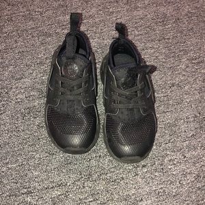 Boys Nike huarache run size 10c
